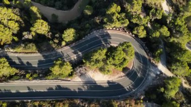 La Fustera Geçidi 'ndeki asfalt yolda bisiklet süren bisikletçilerin hava aracı görüntüleri. Bisiklet seti ve kask takan sporcular. Aktif bisiklet yolculuğu konsepti. Calp, Alicante, İspanya