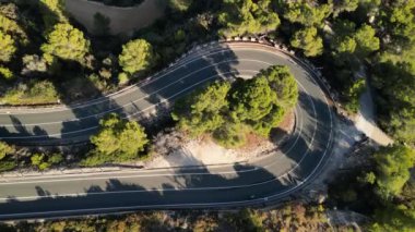 La Fustera Geçidi 'ndeki asfalt yolda bisiklet süren bisikletçilerin hava aracı görüntüleri. Bisiklet seti ve kask takan sporcular. Aktif bisiklet yolculuğu konsepti. Calp, Alicante, İspanya