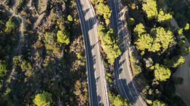 La Fustera Geçidi 'ndeki asfalt yolda bisiklet süren bisikletçilerin hava aracı görüntüleri. Bisiklet seti ve kask takan sporcular. Aktif bisiklet yolculuğu konsepti. Calp, Alicante, İspanya