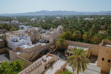 Nizwa Kalesi 'nin tepesinden çekilen Nizwa kasabasının yüksek açılı görüntüsü.