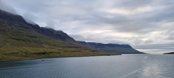 Ada Seydisfjordur Dağlardaki Güzel Manzara — Stok fotoğraf