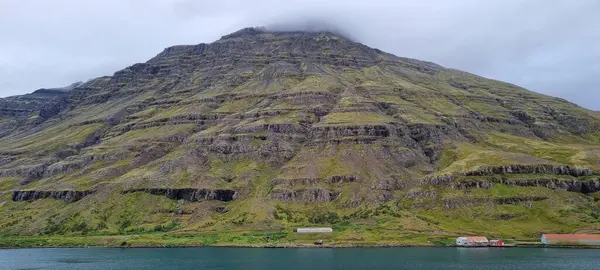 Ilha Seydisfjordur Bela Paisagem Nas Montanhas — Fotografia de Stock
