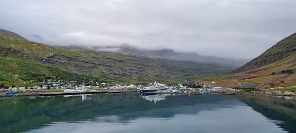 Ada Seydisfjordur Dağlardaki Güzel Manzara — Stok fotoğraf