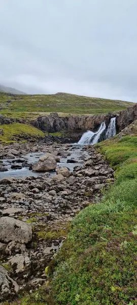 아이슬란드 Seydisfjordur 폭포와 — 스톡 사진
