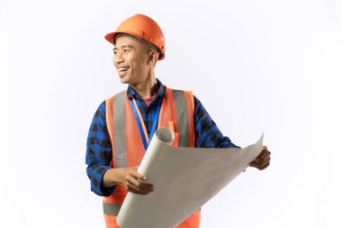 Genç Asyalı erkek inşaat işçisi, sanayi ve inşaat konseptlerinden oluşan bir parşömen açıyor, izole beyaz arka plan.