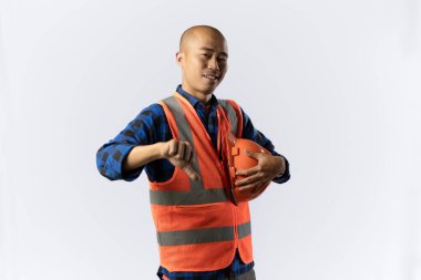 Beyaz arka planda stilize edilmiş inşaat işçisi, kendinden emin ve mutlu görünüyordu. Sanayi, madencilik ve inşaat kavramları