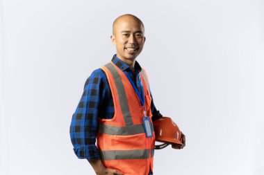 Müteahhit ya da madenci. Kameraya iyimser bir gülümseme. Endüstriyel izole edilmiş beyaz