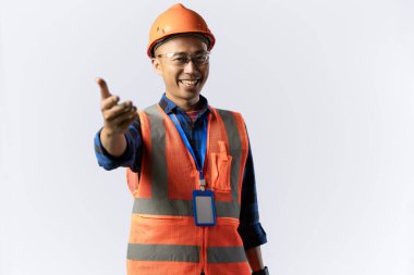 Müteahhit ya da madenci. Kameraya iyimser bir gülümseme. Endüstriyel izole edilmiş beyaz