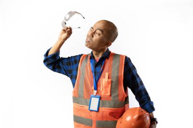 Müteahhit ya da madenci. Mühendislik gözlüklerini kontrol et Endüstriyel izole edilmiş beyaz