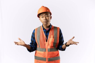 Kask yeleği giyen bir müteahhit ya da madenci. kızgın, depresif ve stresli yüz