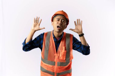 Kask yeleği giyen bir müteahhit ya da madenci. kızgın, depresif ve stresli yüz