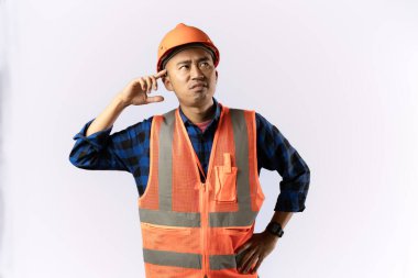 Kask yeleği giyen bir müteahhit ya da madenci. kızgın, depresif ve stresli yüz