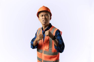 Kask yeleği giyen bir müteahhit ya da madenci. kızgın, depresif ve stresli yüz