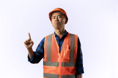 Kask yeleği giyen bir müteahhit ya da madenci. kızgın, depresif ve stresli yüz