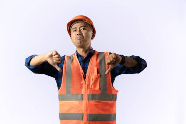 Müteahhit ya da madenci. Aşağılayıcı ifade. Başparmaklar aşağı. Sanayi ve madencilik kavramları. izole edilmiş beyaz