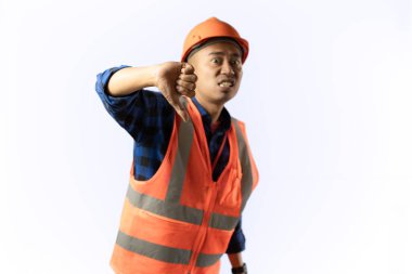 Müteahhit ya da madenci. Aşağılayıcı ifade. Başparmaklar aşağı. Sanayi ve madencilik kavramları. izole edilmiş beyaz