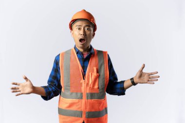 Müteahhit ya da madenci. Şok oldum, şaşırdım. Endüstriyel ve madencilik. izole edilmiş beyaz