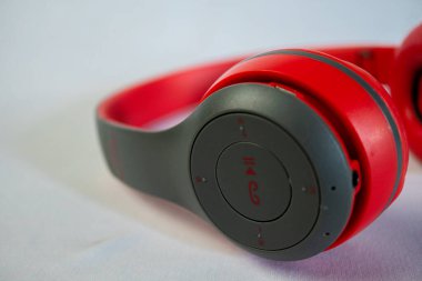 Kırmızı kulaklıklar beyaz arkaplanda izole edildi