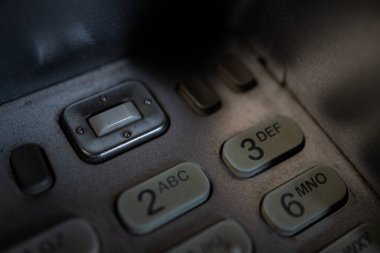 Beyaz bir yüzeyde gümüş bir kredi kartı okuyucusu. Resim doğrudan okuyucunun üzerinde çekilmiştir.. 