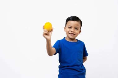 Endonezyalı çocuk Asyalı mutlu yüz limon beyazı arka plan