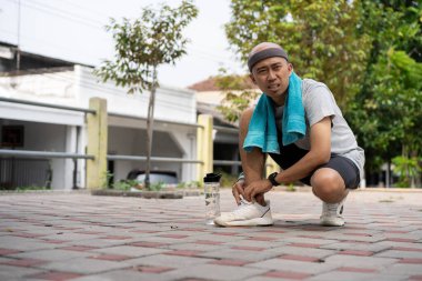 Asyalı erkekler evde egzersiz yapmaya hazırlanıyorlar. açık alan sporları