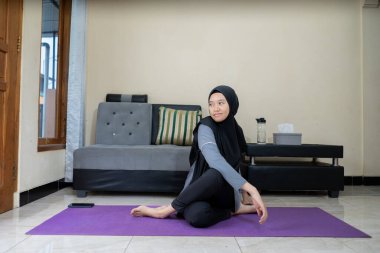 Endonezyalı kadınlar evde egzersiz yapıyor. sağlıklı yaşam konsepti