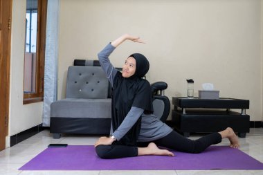 Endonezyalı kadınlar evde egzersiz yapıyor. sağlıklı yaşam konsepti