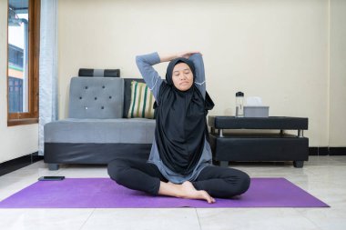 Endonezyalı kadınlar evde egzersiz yapıyor. sağlıklı yaşam konsepti