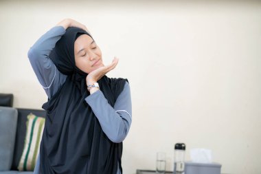 Endonezyalı kadınlar evde egzersiz yapıyor. sağlıklı yaşam konsepti