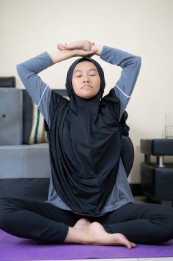 Endonezyalı kadınlar evde egzersiz yapıyor. sağlıklı yaşam konsepti