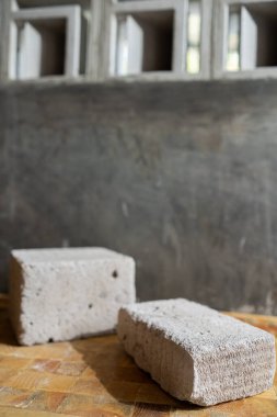 Basit ve minimalist taş bloğu, kopyalama alanı ve ürün gösterim ihtiyaçları için.