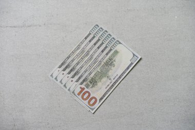 Gri arka planda izole edilmiş 100 Amerikan dolarının portresi, para birimi konsepti.