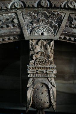 Bir evin kapı çerçevesine tipik Jepara oymaları, tipik Endonezya oymaları..