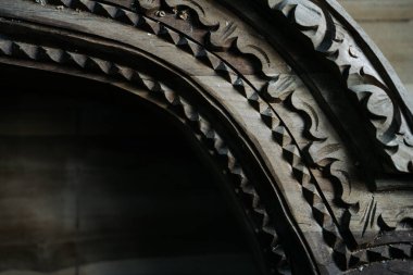 Bir evin kapı çerçevesine tipik Jepara oymaları, tipik Endonezya oymaları..