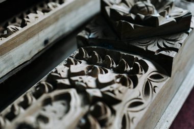 Bir evin kapı çerçevesine tipik Jepara oymaları, tipik Endonezya oymaları..