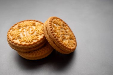 Gri arkaplanda geniş bir kopya alanı görüntüsüne sahip izole edilmiş bir bisküvi