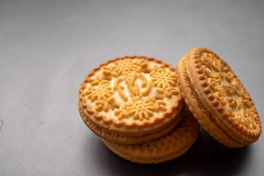 Gri arkaplanda geniş bir kopya alanı görüntüsüne sahip izole edilmiş bir bisküvi