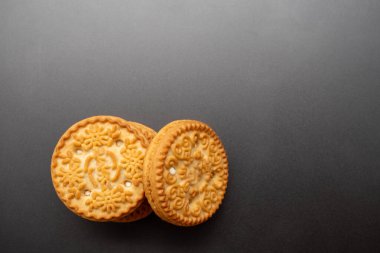 Gri arkaplanda geniş bir kopya alanı görüntüsüne sahip izole edilmiş bir bisküvi