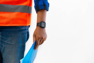 Beyaz arka planda izole edilmiş, pano, inşaat ve endüstri konsepti üzerinde rapor taşıyan erkek inşaat işçilerinin portresi..