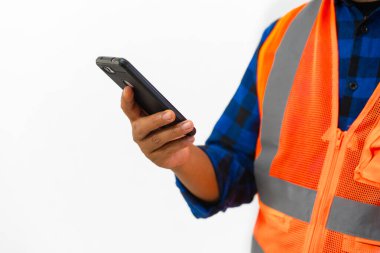 Beyaz arka planda izole edilmiş, cep telefonu, inşaat ve endüstri konsepti tutan erkek inşaat işçilerinin portresi.