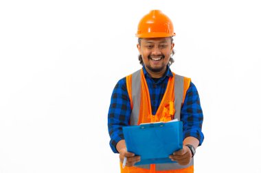 Endonezyalı erkek inşaat işçisi, beyaz arka planda izole edilmiş kamera, inşaat ve endüstri konseptine gülerken pano kullanarak poz veriyor..