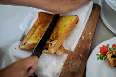 Sandviçler çok lezzetli görünüyor ve kızartma tavasında kızartıldıktan sonra hala sıcaklar..