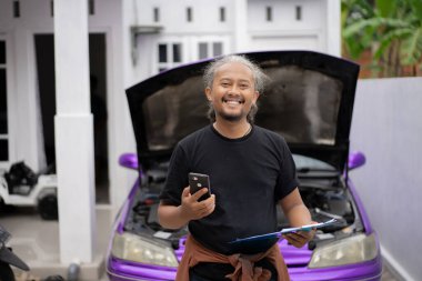 Endonezyalı erkek tamirci, otomotiv endüstrisi konsepti olan sesli arama yoluyla aracın yol değerliliğini kontrol ettiğini bildirdi.