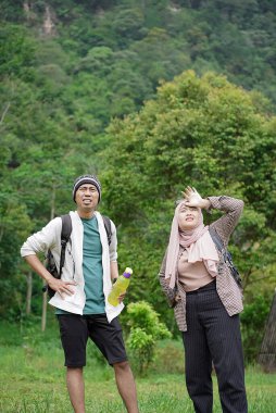 Endonezyalı genç kadın gezginler tesettür ve Endonezyalı erkek gezginler doğa ve seyahat kavramının keyfini çıkarıyorlar..