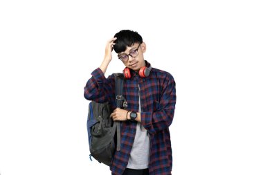 Gözlüklü, kendine güvenen genç Endonezyalı adam seyahat ederken saatini kontrol ediyor, seyahat konsepti, beyaz arka planda izole edilmiş..