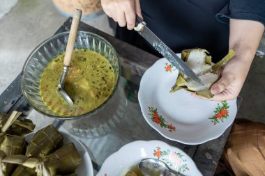 Ramazan Hari Raya yüksek açılı Endonezyalı aile toplantısı düzenliyor. Aile yemeği evde çeşitli Endonezya yemekleri yiyor. Ramazan 'ı kutluyoruz.