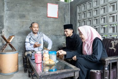 Lebaran 'ın memleketine dönüşü bayramda arkadaşlarıyla birlikte özür diliyor. Yetişkin adam bayramda genç adamın misafirini kabul eder.. 
