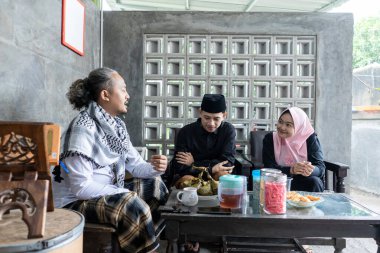 Lebaran 'ın memleketine dönüşü bayramda arkadaşlarıyla birlikte özür diliyor. Yetişkin adam bayramda genç adamın misafirini kabul eder.. 