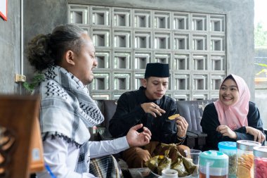 Lebaran 'ın memleketine dönüşü bayramda arkadaşlarıyla birlikte özür diliyor. Yetişkin adam bayramda genç adamın misafirini kabul eder. Kurban bayramında misafirleri tipik Endonezya atıştırmalıklarıyla eğlendirmek