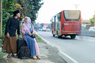Bavullu Asyalı Müslüman çift gitmeye hazırlanıyor. Bayram kutlaması için seyahat eden kadın ve erkek konsepti